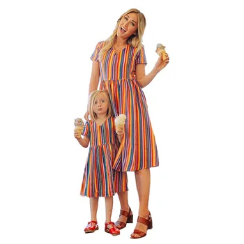 Подходящо в европейския и американския стил рокля за родители и деца с V-образно деколте в розово райе за майки и дъщери